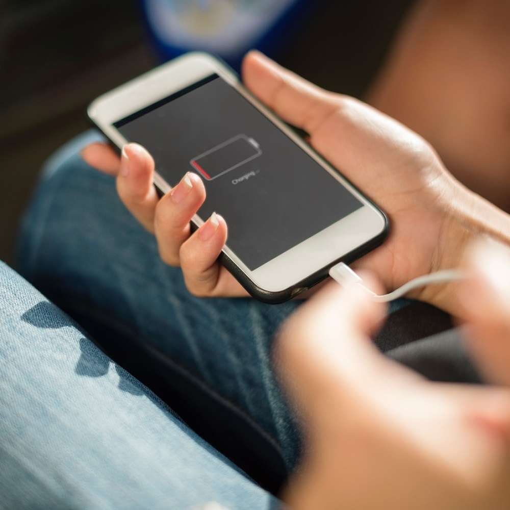la batteria di uno smartphone in ricarica