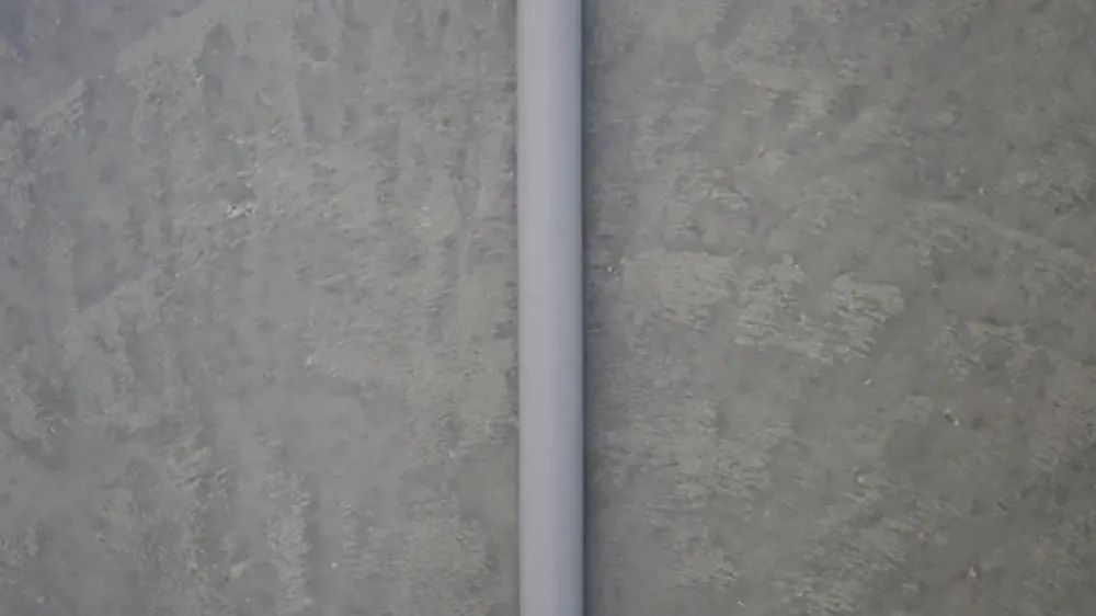 HVI light plus con parete di cemento come sfondo