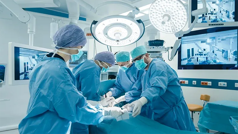 Un gruppo di medici esegue un intervento chirurgico in una sala operatoria.