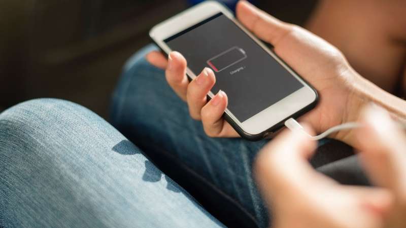 la batteria di uno smartphone in ricarica