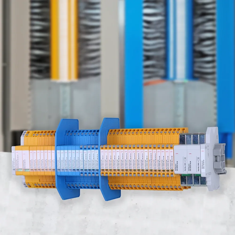 Diversi scaricatori combinati della serie BLITZDUCTORconnect, montati e cablati. 
