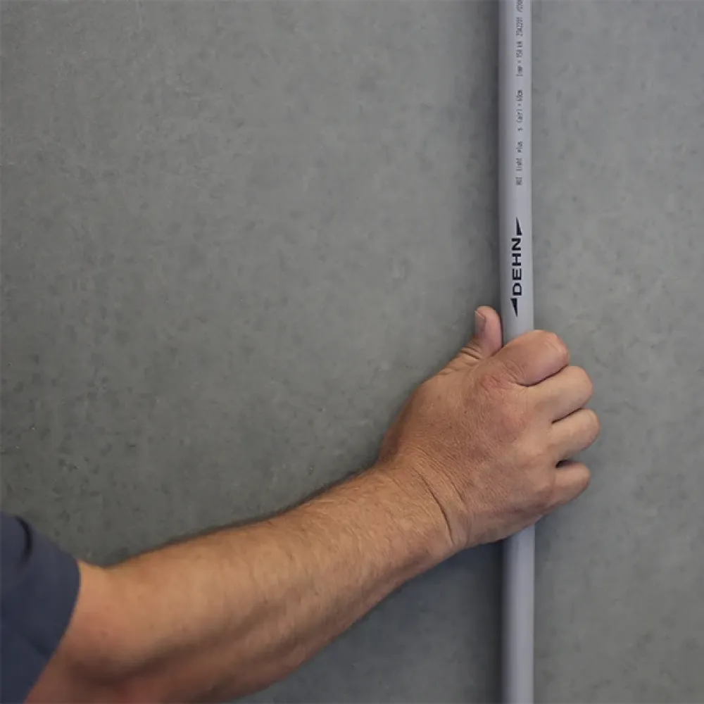 Una mano tiene un cavo “HVI light plus”.
