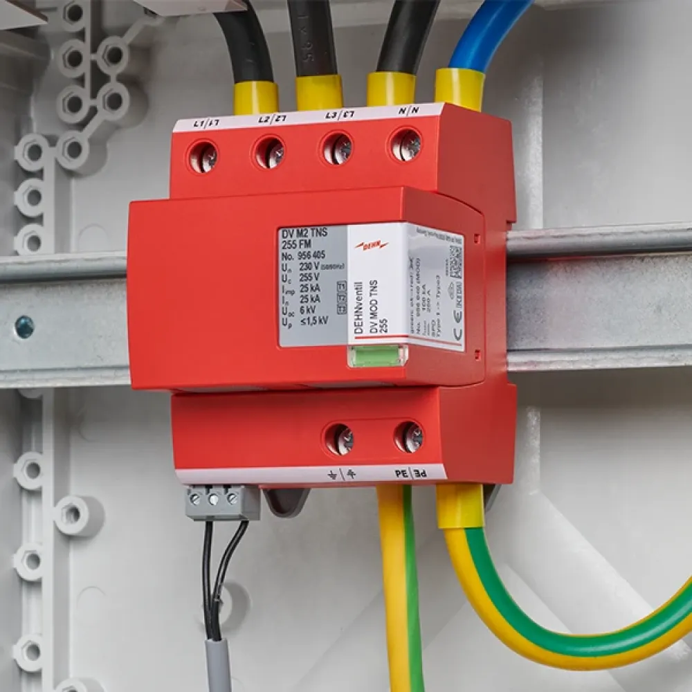 Scaricatore di sovratensioni rosso cablato e montato su guida DIN all’interno di un quadro elettrico.