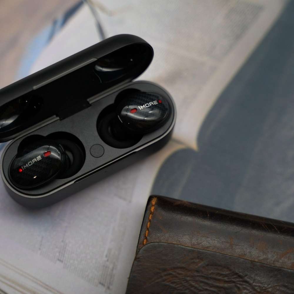 un paio di cuffie wireless nella loro custodia