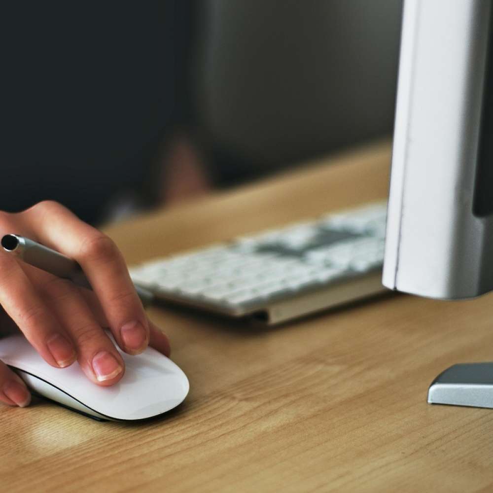 una ragazza usa un mouse ottico wireless