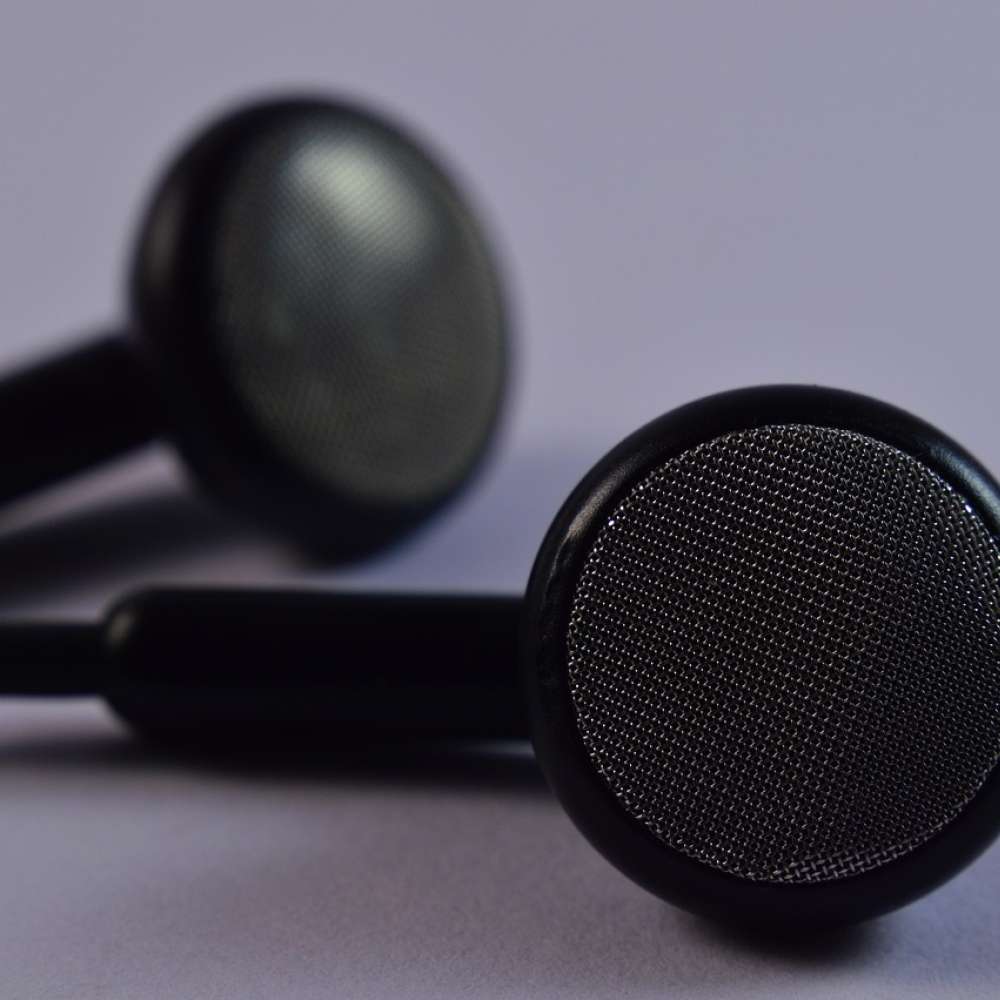 l'immagine di auricolari neri