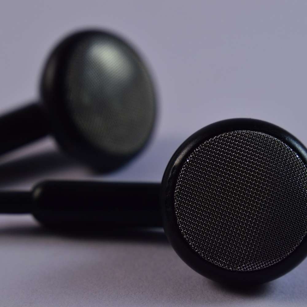 l'immagine di auricolari neri