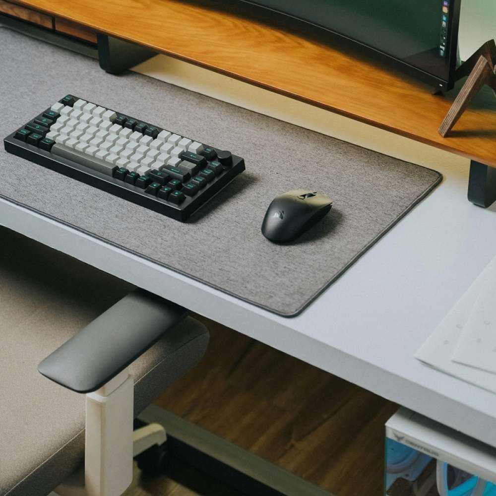 un tappetino per mouse che fa anche da scrittoio