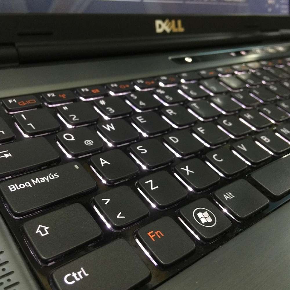 una tastiera illuminata e ben pulita di un pc portatile