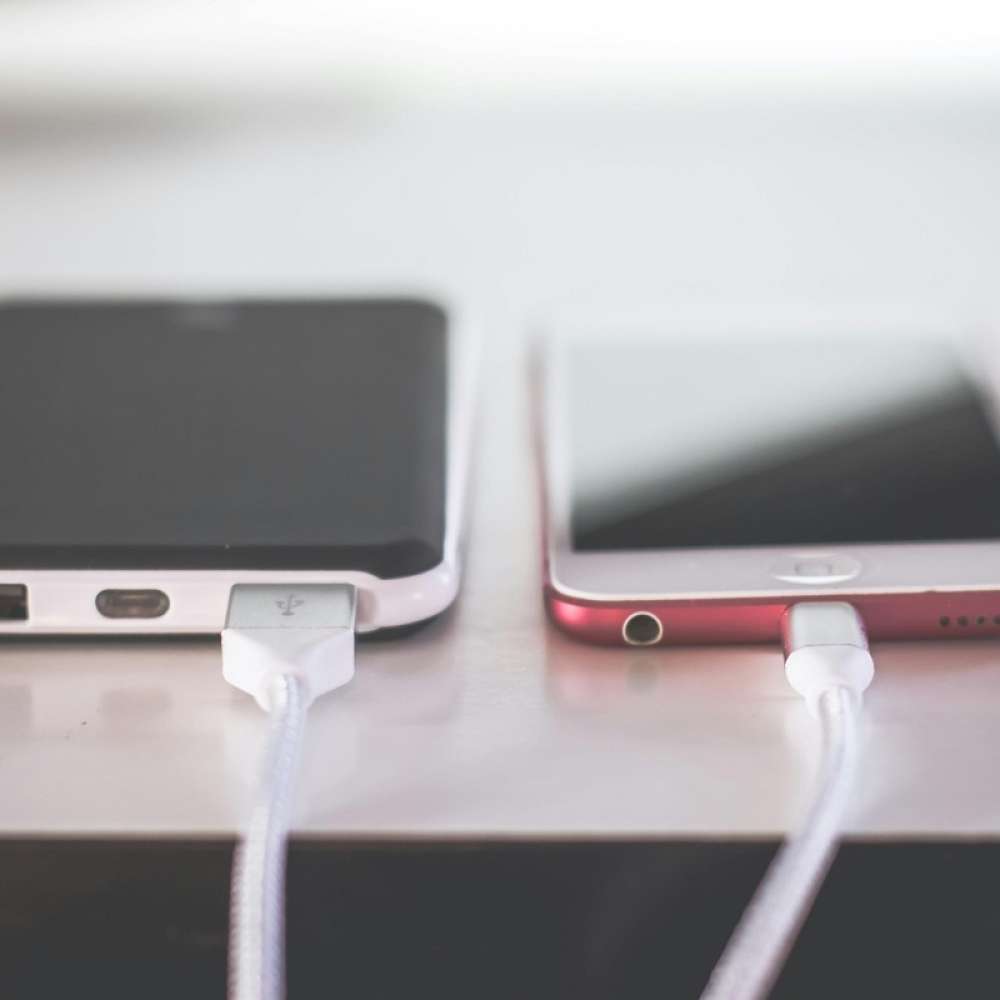 due smartphone in ricarica. Come si fa a prolungare la durata della batteria?