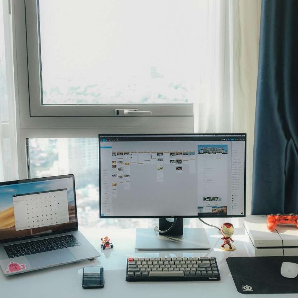 una postazione di lavoro a volte adibita a console gaming