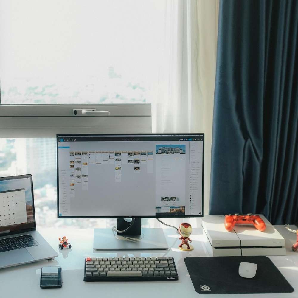 una postazione di lavoro a volte adibita a console gaming