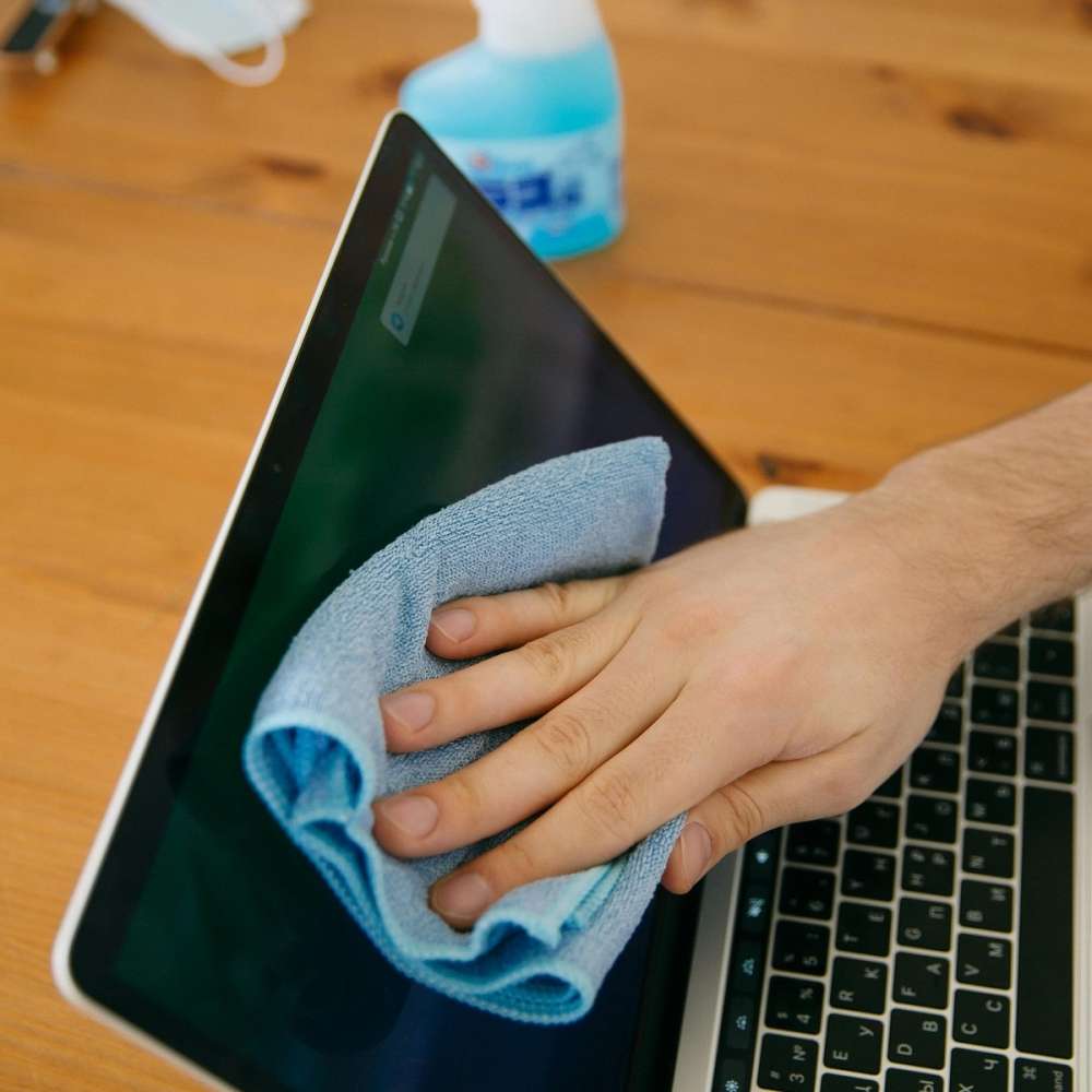una fase della pulizia di un notebook