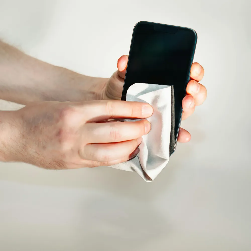 una parte del processo di pulizia schermo dello smartphone