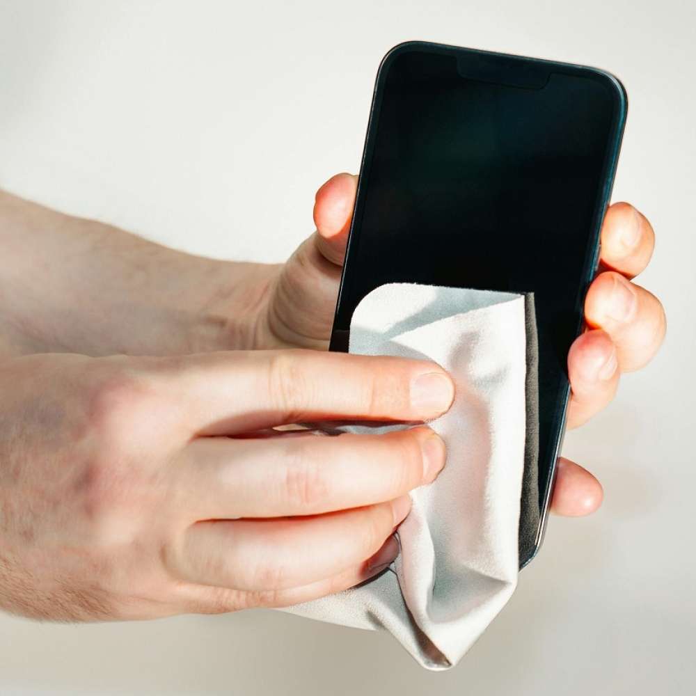 una fase della pulizia di uno smartphone