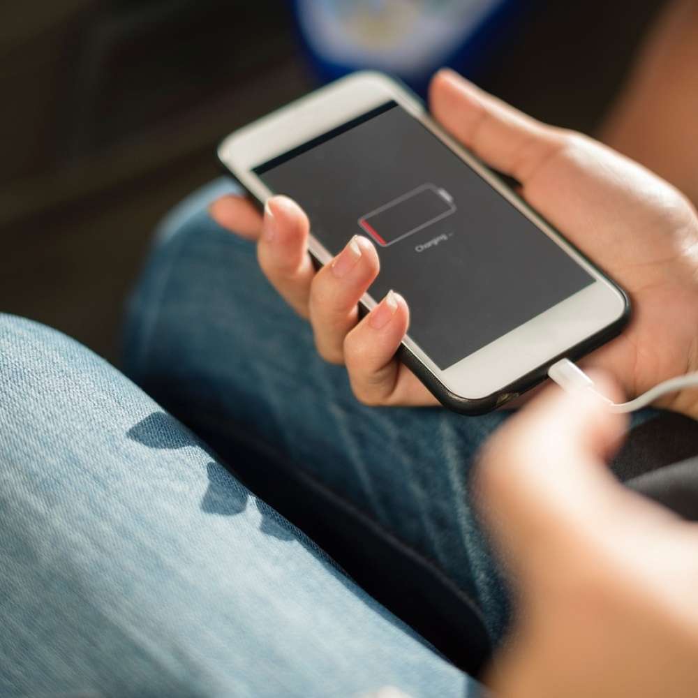la batteria di uno smartphone in ricarica