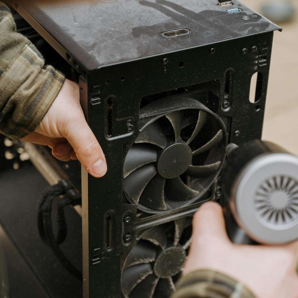 un passaggio della rimozione della polvere dalle ventole del pc
