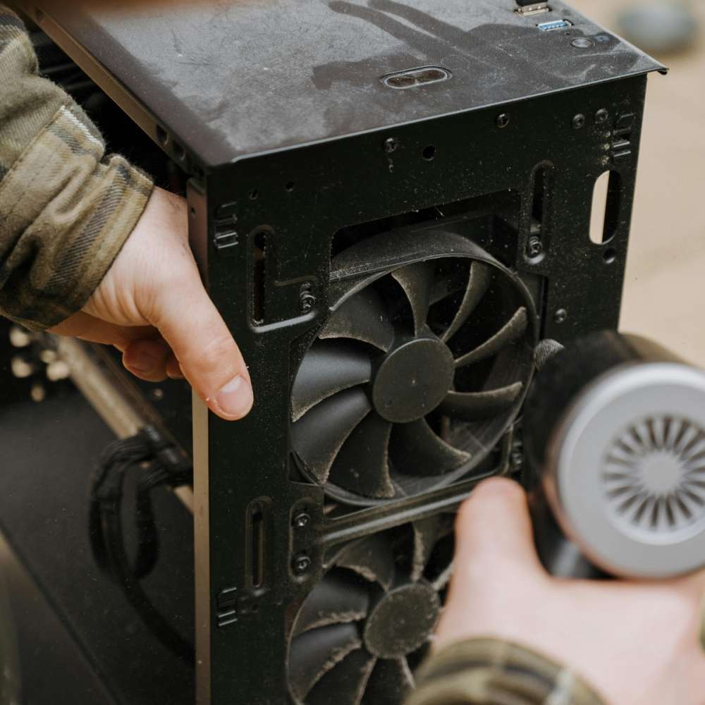 un passaggio della rimozione della polvere dalle ventole del pc