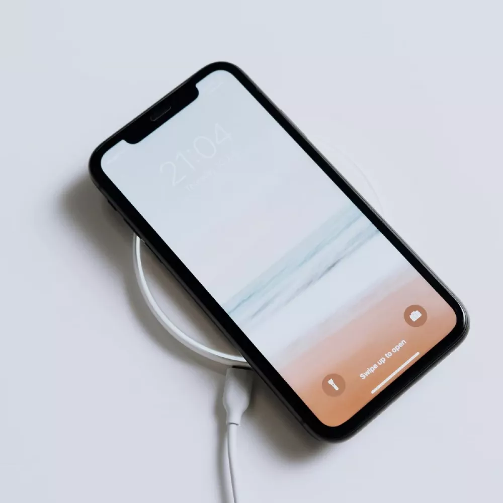 uno smartwatch in ricarica su un caricatore wireless