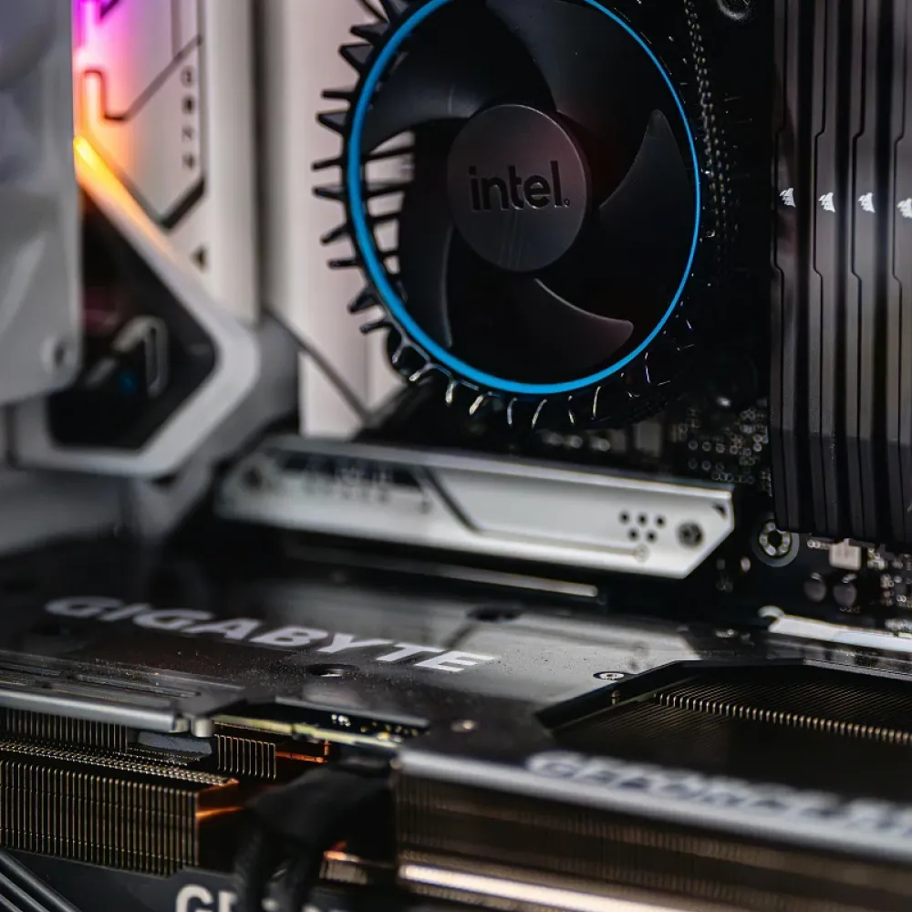 una ventola in primo piano, anch'essa collegata all'alimentatore del pc