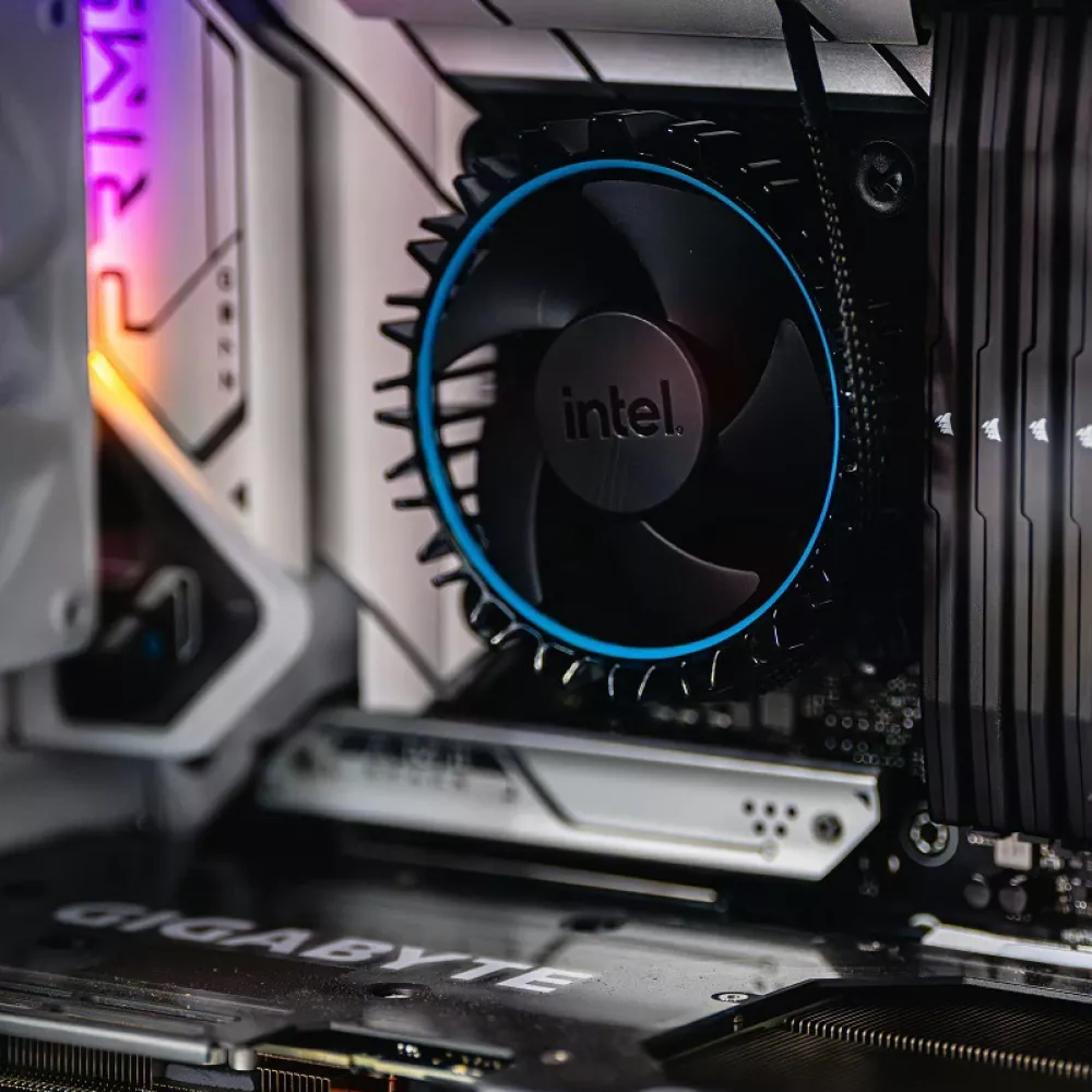 una ventola in primo piano, anch'essa collegata all'alimentatore del pc