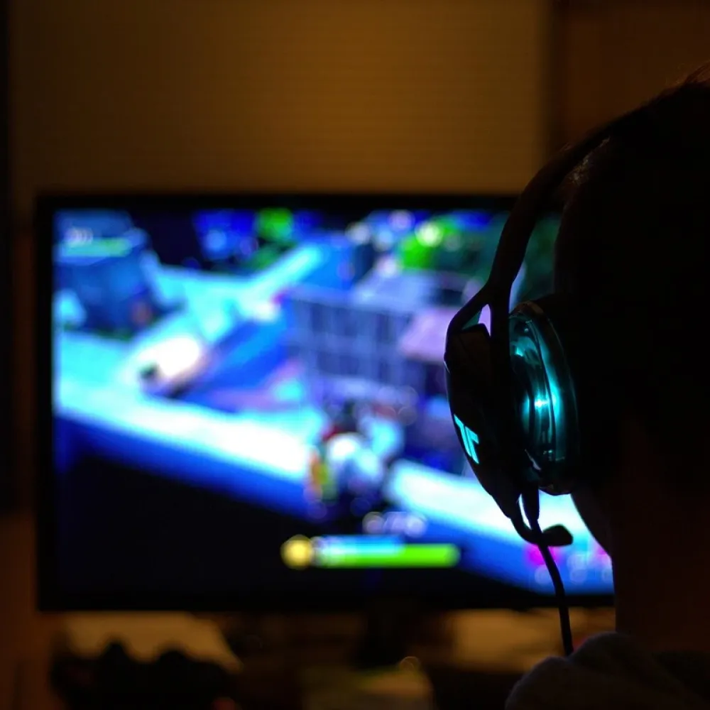 un gamer che usa la tecnica dell'overclocking su un pc