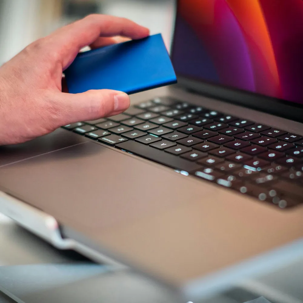 un utente ha in mano un hard disk portatile sul quale fare il backup dei dati
