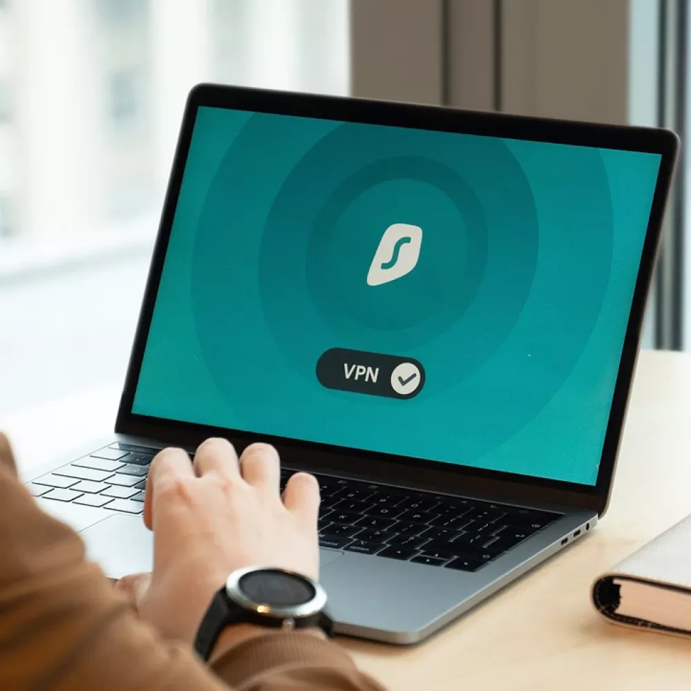 un pc dal quale si naviga online proteti da una vpn