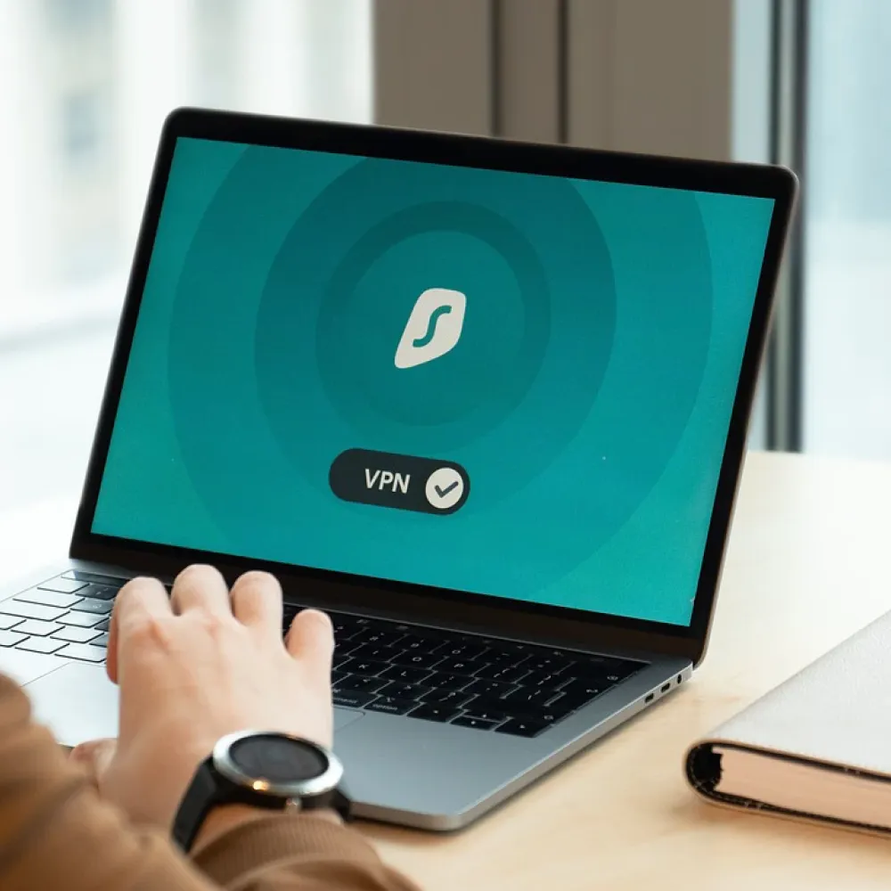 un pc dal quale si naviga online proteti da una vpn
