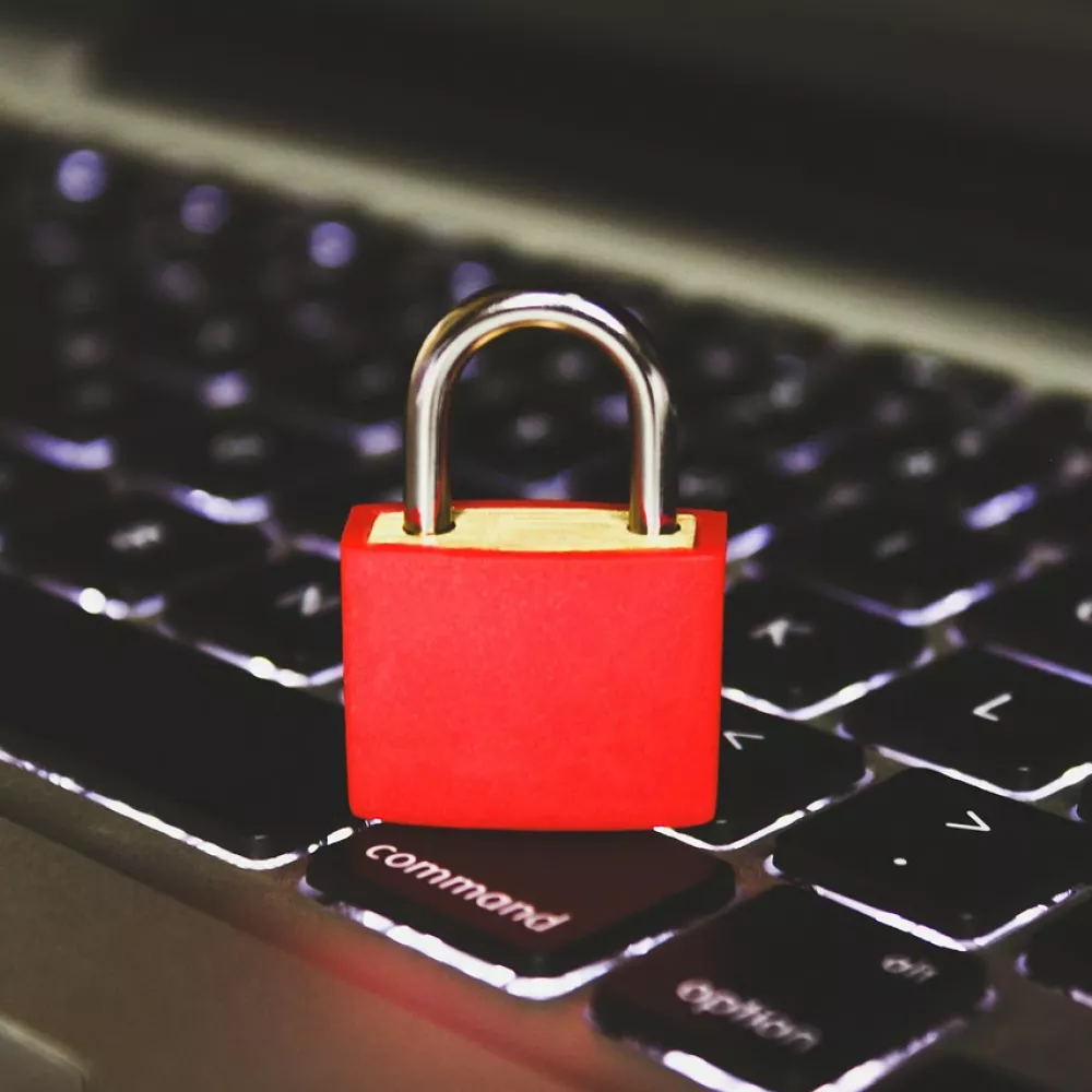 un lucchetto su una tastiera. L'iconico simbolo del firewall domestico