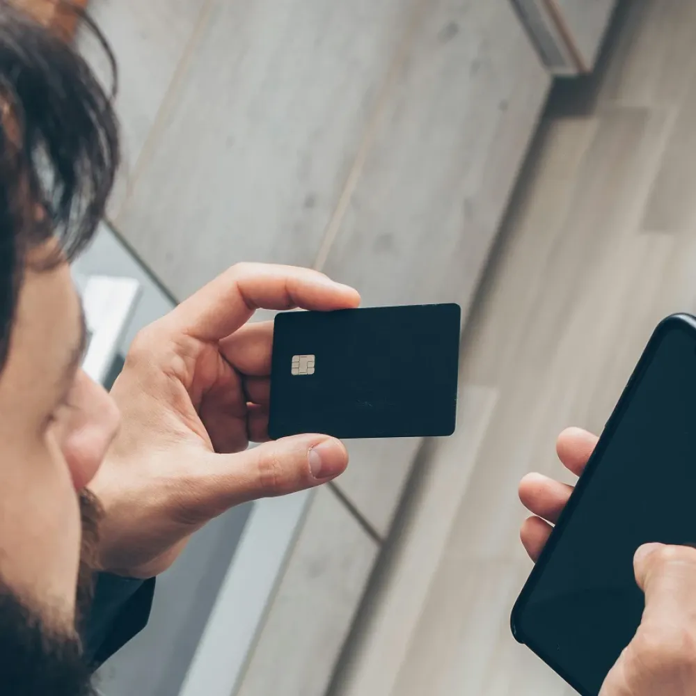 un utente sta tentando di recuperare foto e video cancelati da uno smartphone