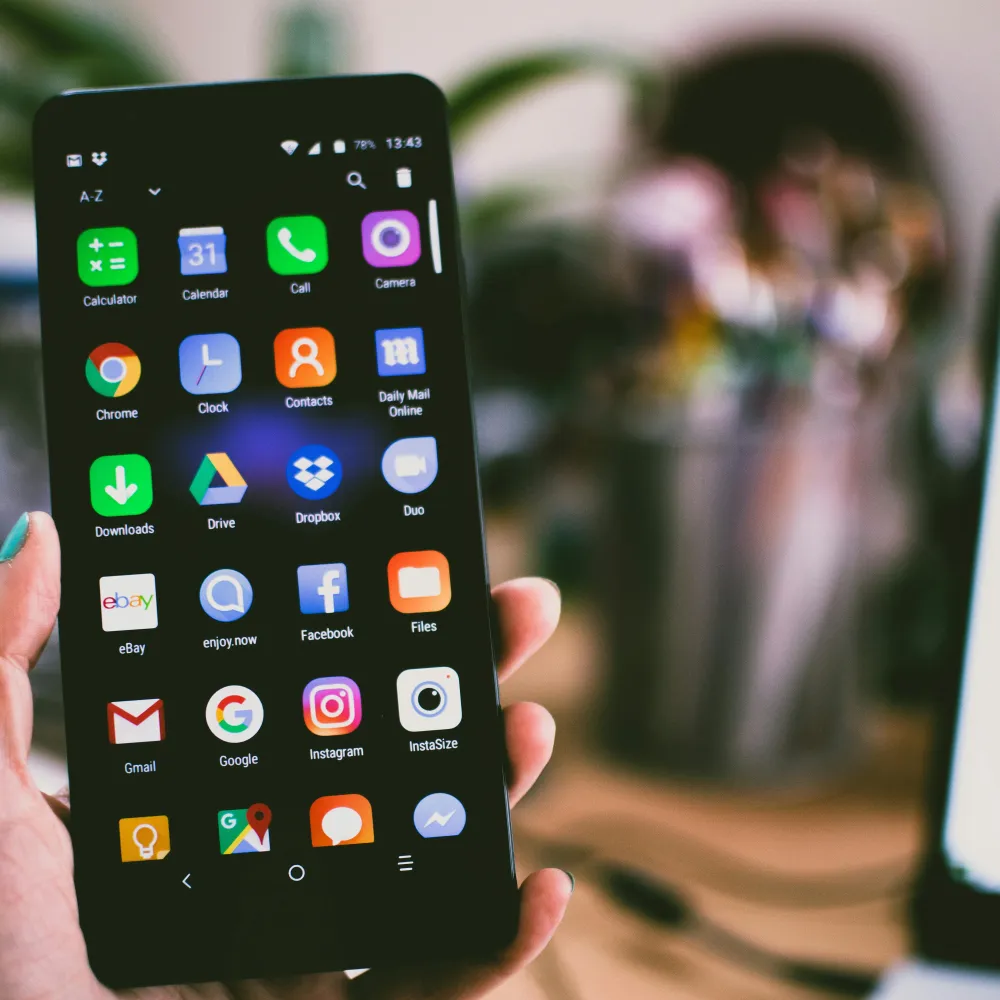 le icone delle app su uno smartphone: attenzione attraverso alcune di esse potrebbero accadere furti di identità online