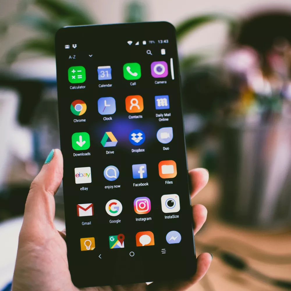 le icone delle app su uno smartphone: attenzione attraverso alcune di esse potrebbero accadere furti di identità online