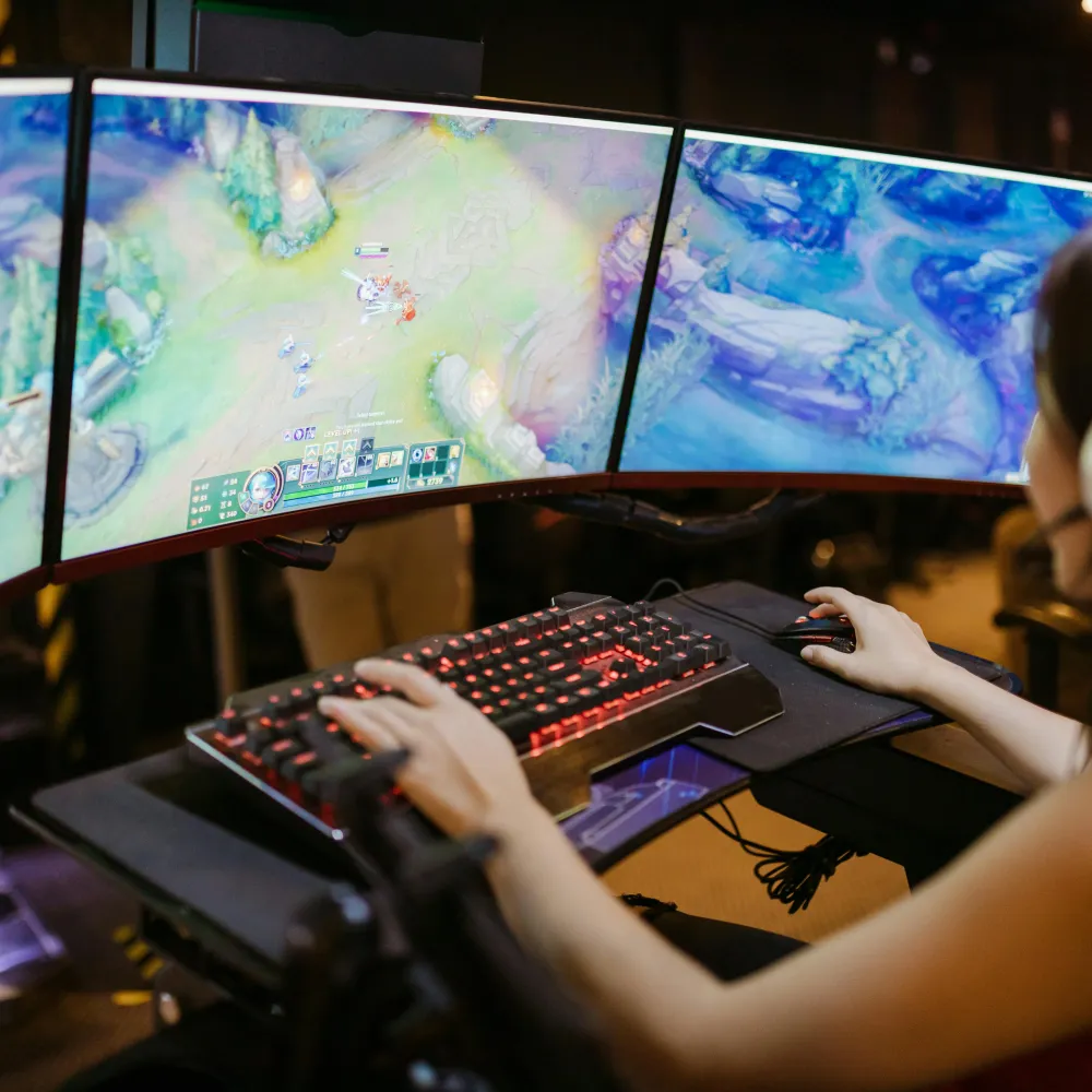 una ragazza alle prese con una console di gaming professionale