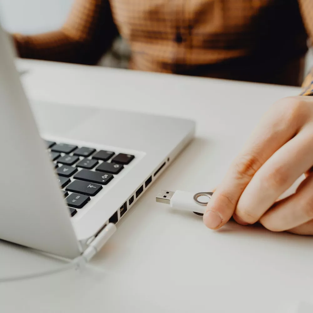 per cancellare i dati da un hard disk a volte serve una chiavetta di memoria