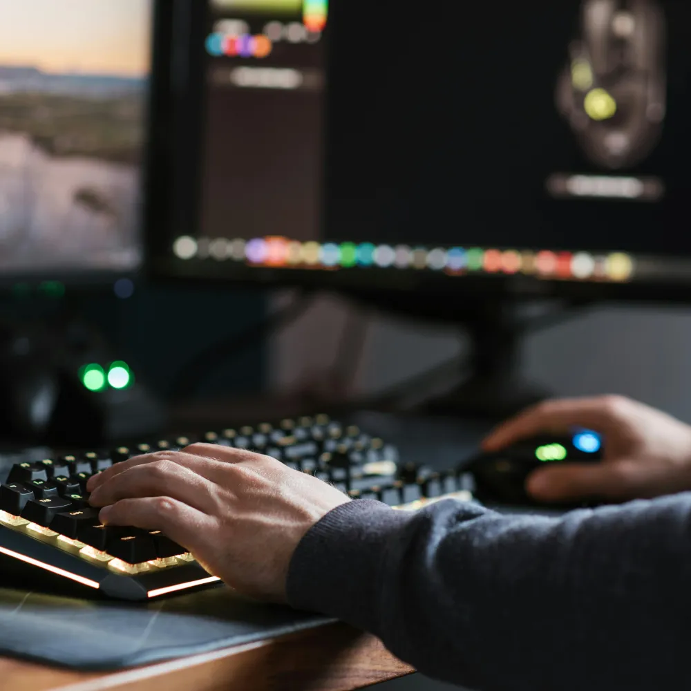 un gamer che sta programmando il suo sistema per ridurre al minimo la latenza