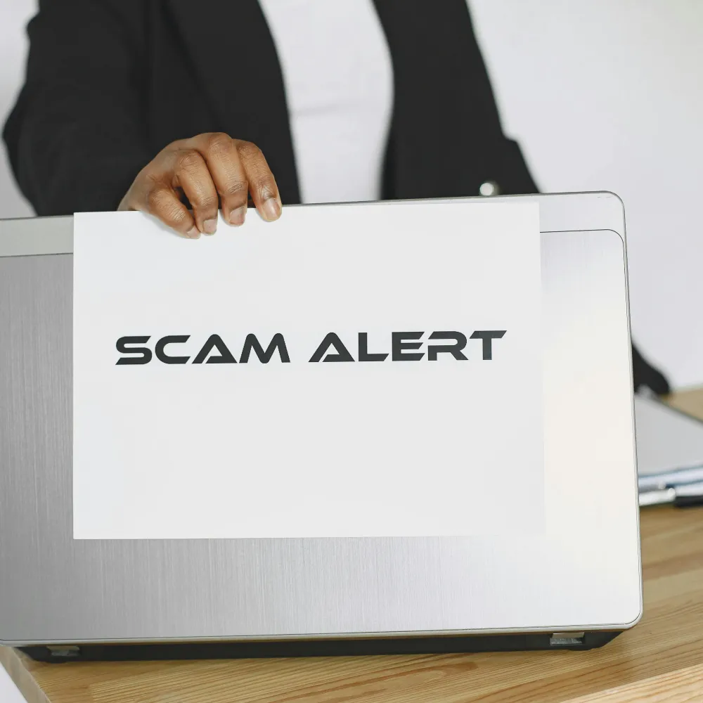 una segnalazione di scam alert, letteralmente: avviso di truffa da parte di siti sospetti