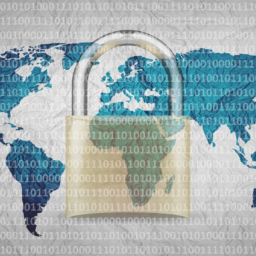 un lucchetto su una cartina del mondo, un modo di rappresentare la sicurezza informatica