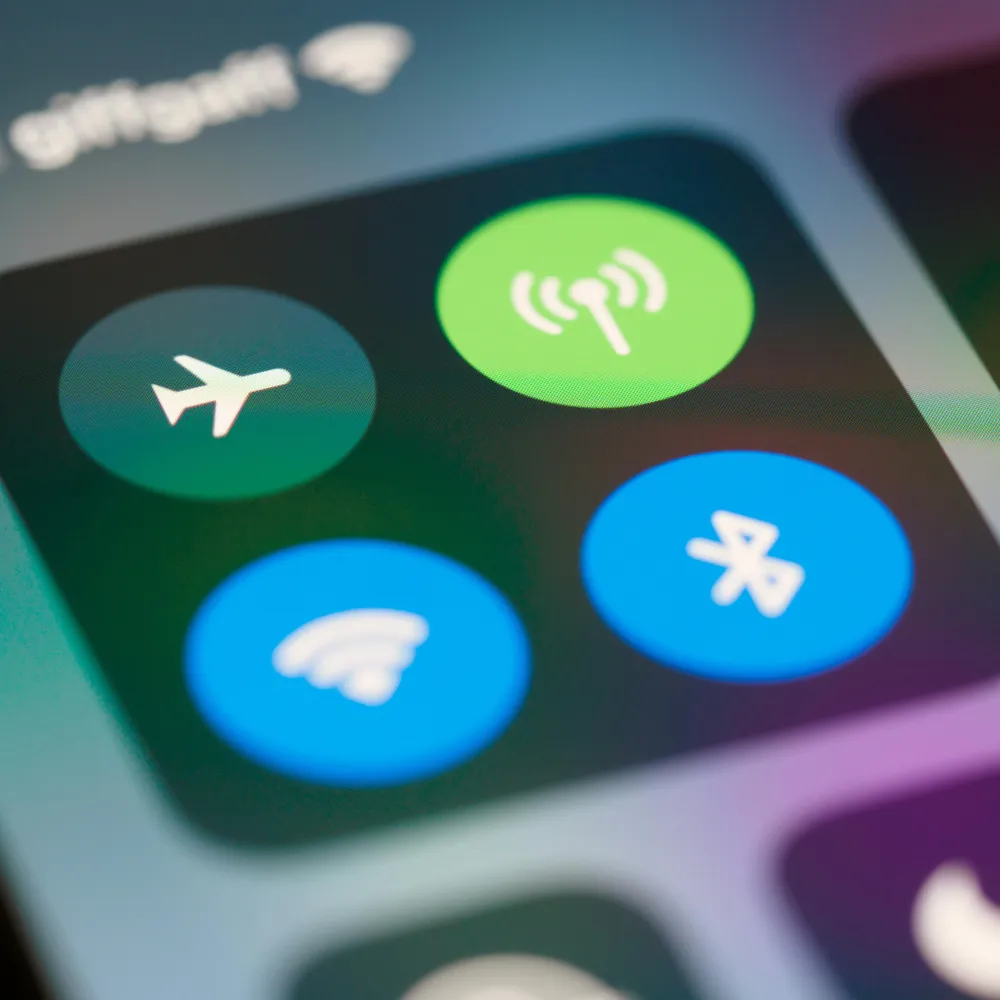 uno smartphone con le icone della rete wireless
