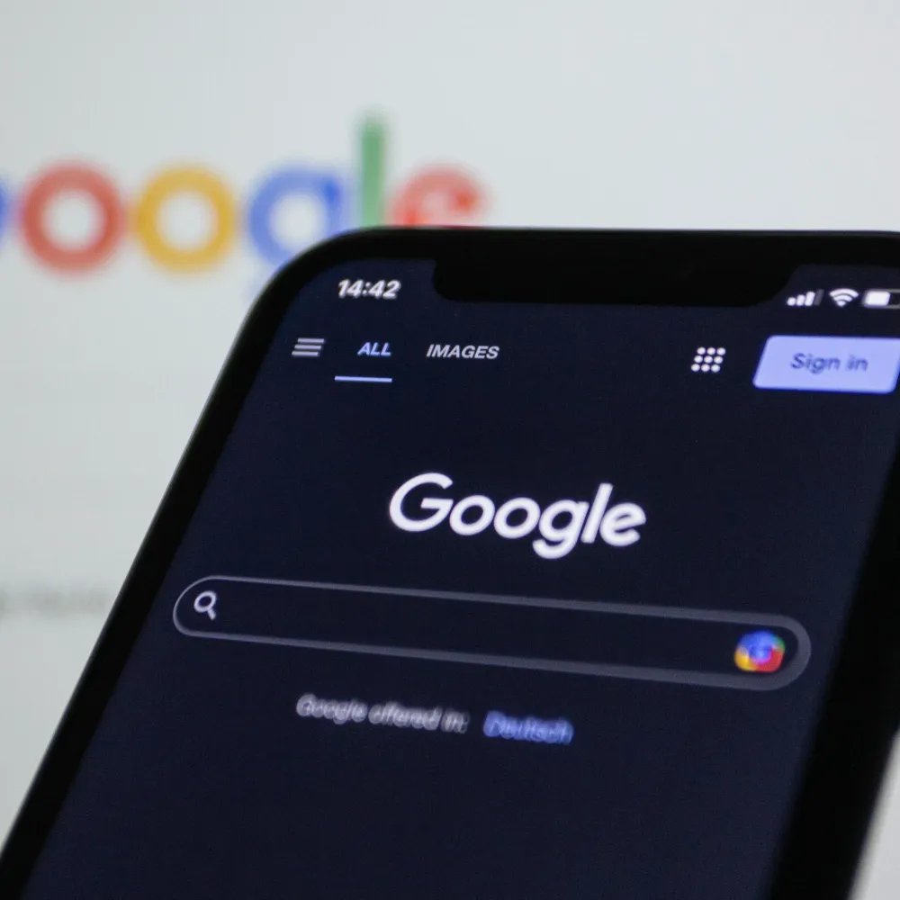 uno smartphone con attivata la navigazione in incognito per proteggere la cronologia