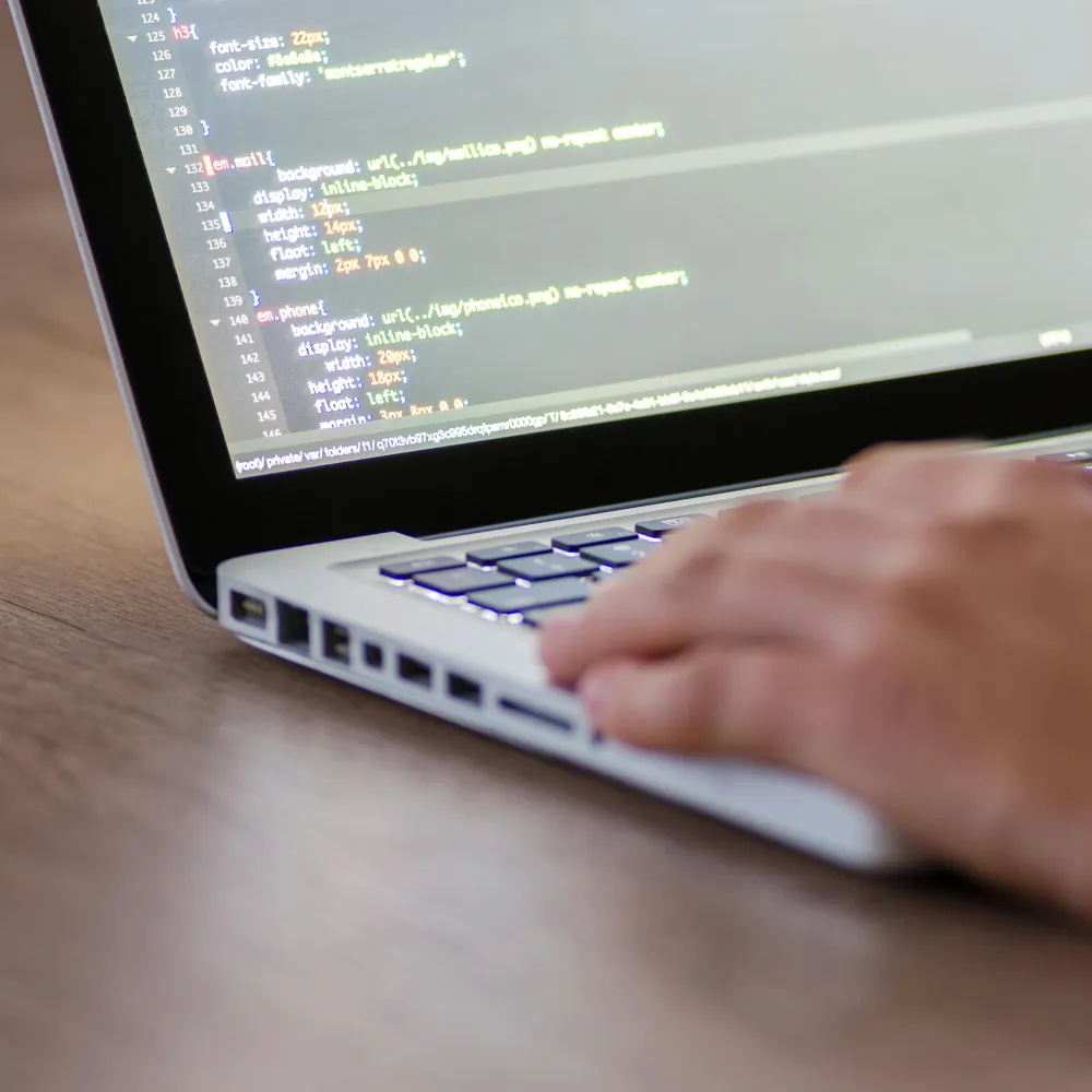 un pc con la cronologia di navigazione non protetta