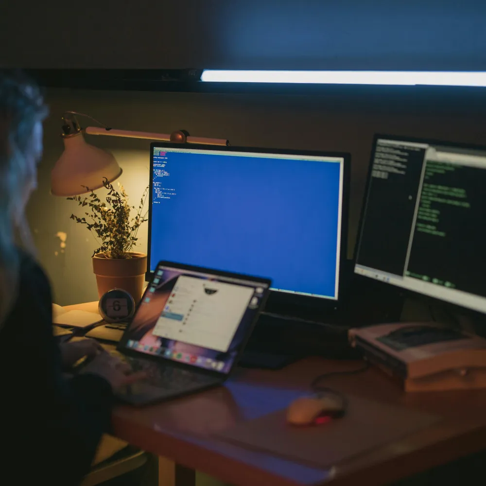 Una donna in smartworking che usa il pc aziendale anche per fini personali. Che succede ai suoi dati?