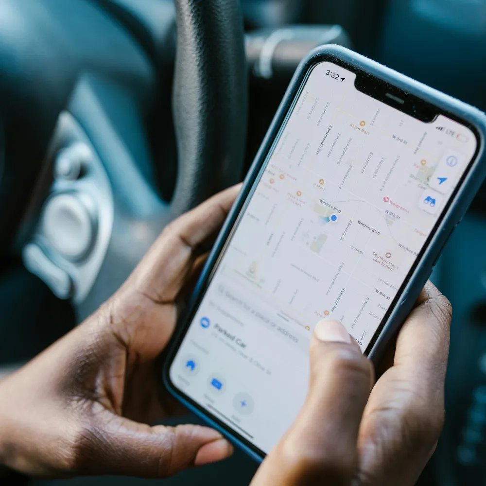 un uomo in auto sta disattivando il tracciamento della posizione dal suo smartphone