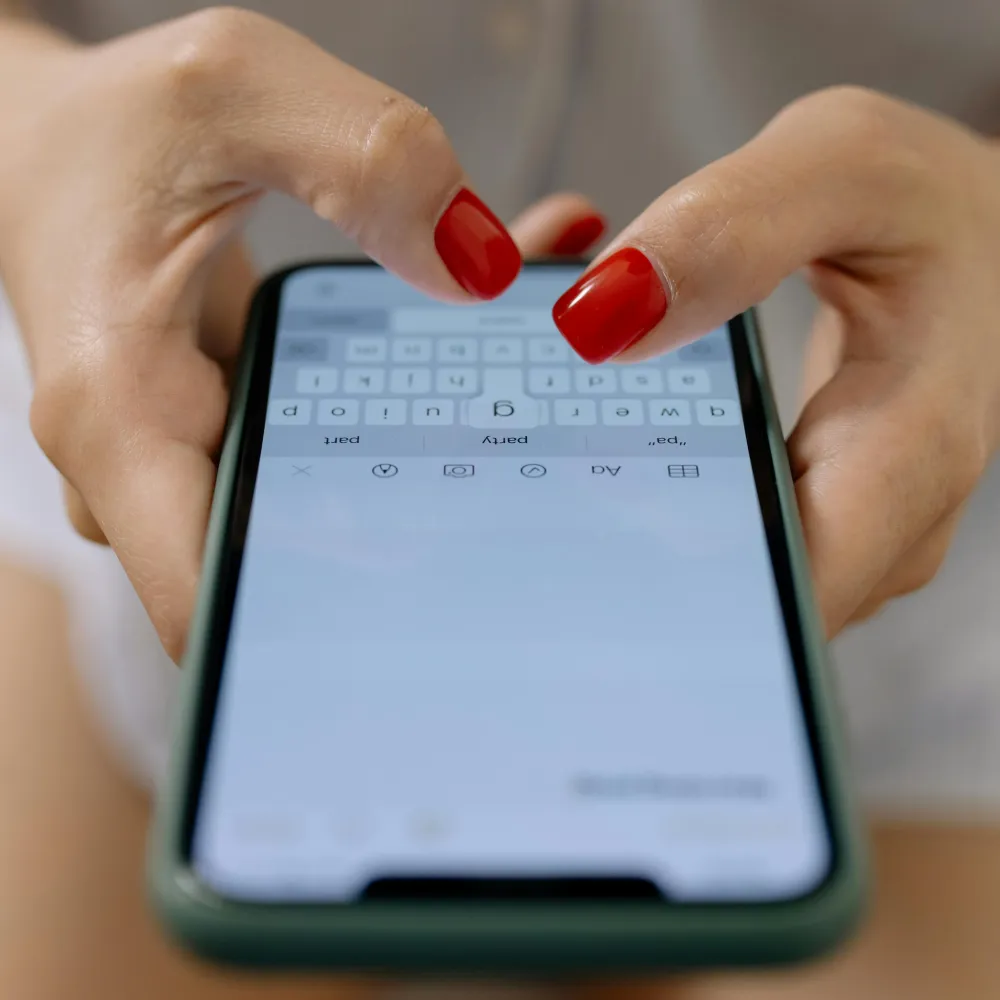 Una donna che usa whatsapp, avrà protetto i suoi dati personali?