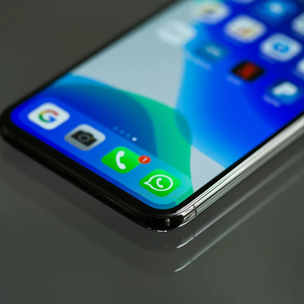 Uno smaertphone. Chissà se la protezione dei dati personali sulle app di messaggistica è attivata