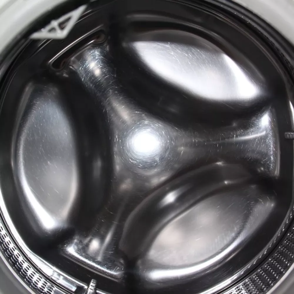 il cestello di una lavatrice, dietro esso troviamo le guarnizioni