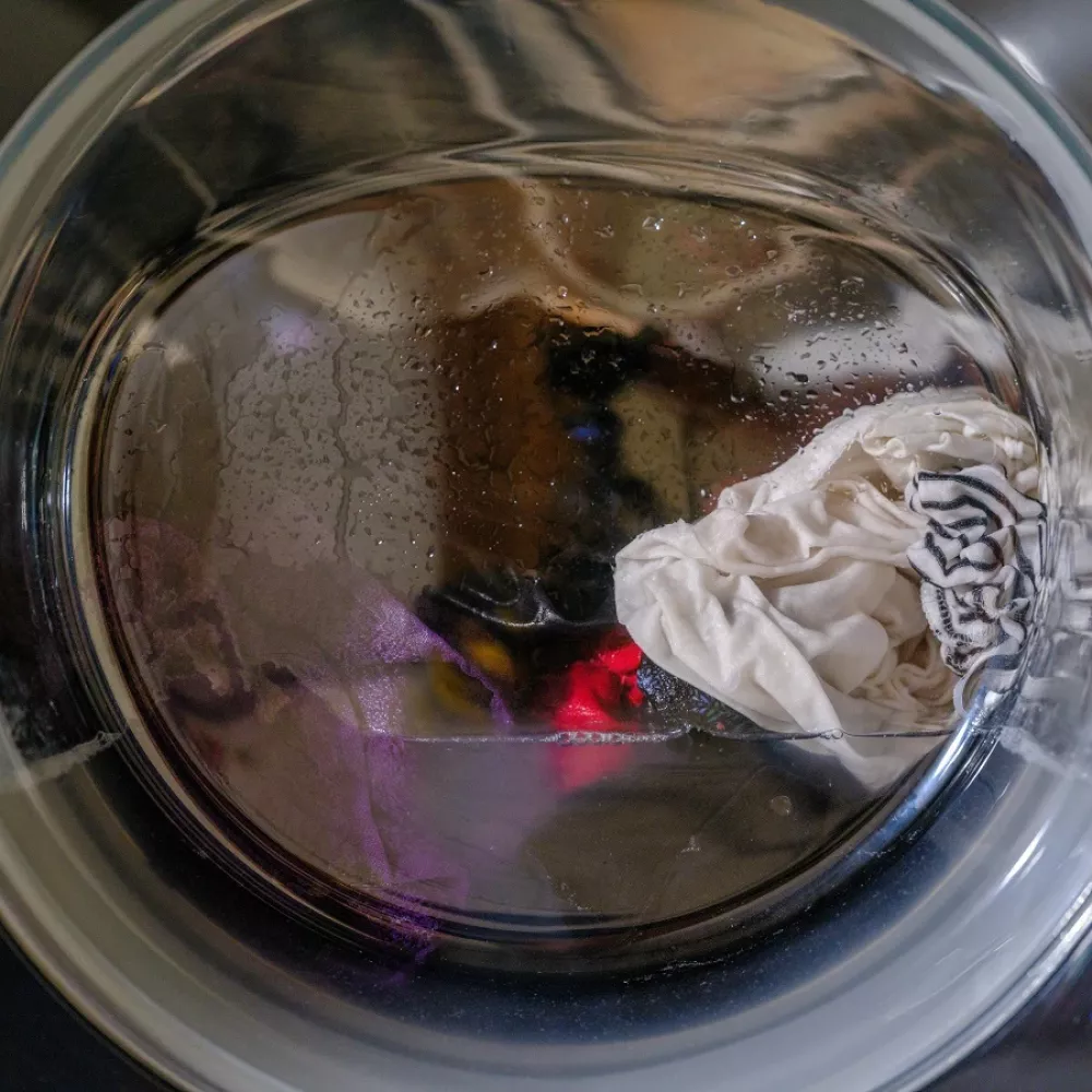 una lavatrice in funzione