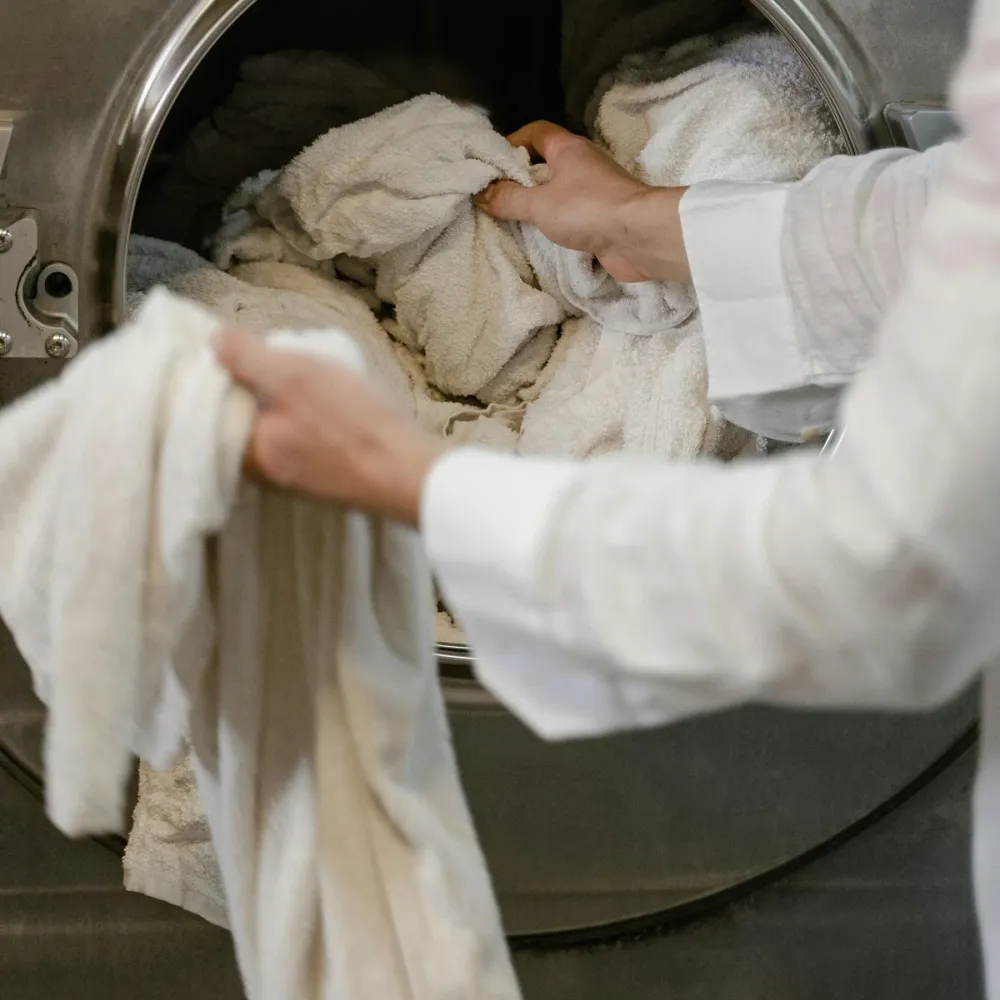 una lavatrice in fase di carico, attenzione alle muffe e agli odori che potrebbero rovinare il bucato