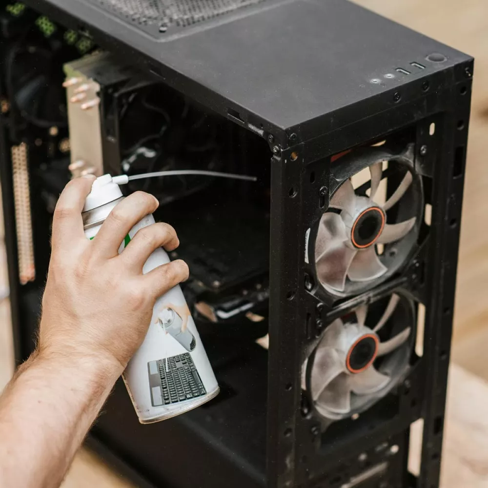 una bomboletta di aria compressa, utile per pulire la polvere nei dispositivi elettronici