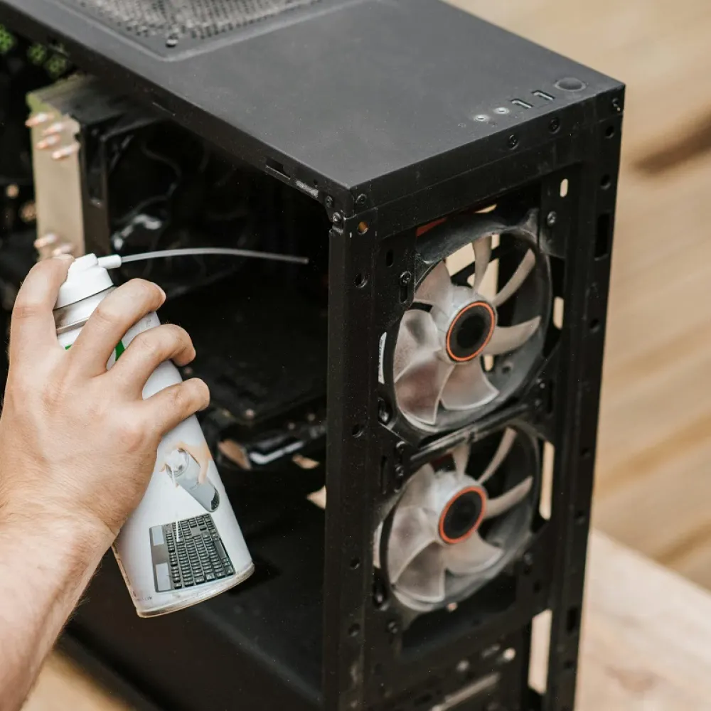 una bomboletta di aria compressa, utile per pulire la polvere nei dispositivi elettronici